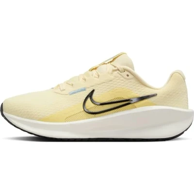 Abbildung von Nike Downshifter 13 Straßenlaufschuh für Damen Laufschuh, Alabaster/Black Soft Yellow Sail, 40.5 EU