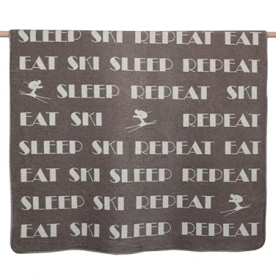 Abbildung von David Fussenegger [W0724] Wohndecke Eat Ski Sleep Repeat Schlamm, 200x150 cm