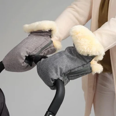 Abbildung von Naturally Sheepskins für den Kinderwagen mit Schaffell Manschette und Fleece Innenfutter Kälteschutz Fäustlinge Lammwolle wärmend Windschutz Größe universal (Linear Kohlengrau)