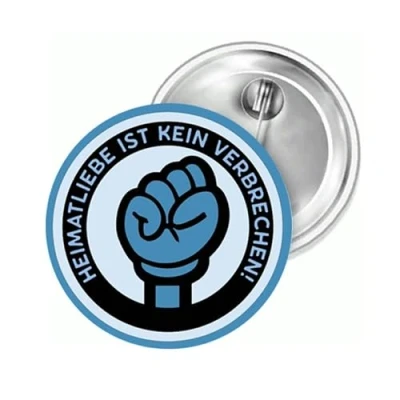 Abbildung von Sammys Shirt Store Blau Heimatliebe ist kein Verbrechen Button 38 mm