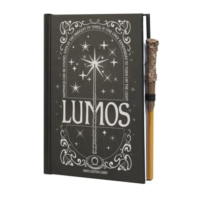 Abbildung von Grupo Erik Journal A5 Notizbuch Harry Potter Lumos mit Licht und Zauberstab Stift Hardcover Notizblock Tagebuch Offizieller Merch