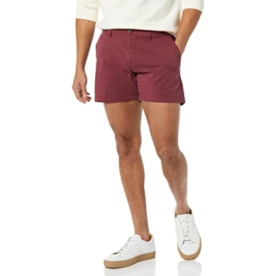 Abbildung von Amazon Essentials Herren 13 cm Flatfront Chinoshorts mit hohem comfort in schmaler Passform (zuvor Goodthreads), Burgunderrot, 28W