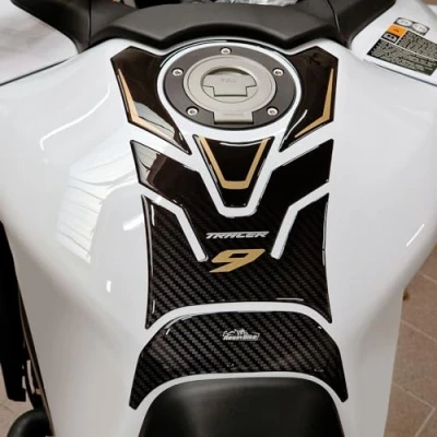 Abbildung von Resin Bike Aufkleber Motorrad Kompatibel Mit Yamaha Tracer 9 GT 2021 2023 Gold. Schutz Tank Schutzfolie vor Stößen und Kratzern. Aufklebersatz 3D Harzklebstoff Stickers Made in Italy