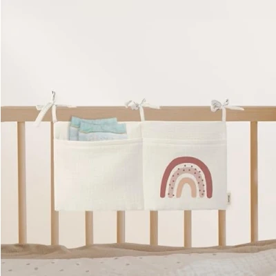 Abbildung von Babybett Aufbewahrungstasche aus 100% Baumwolle Musselin, für das Beistellbett, Babybett, Kinderbett. Ideal zum Verstauen von Windeln, Schnullern (Lovely Rainbow Cream)