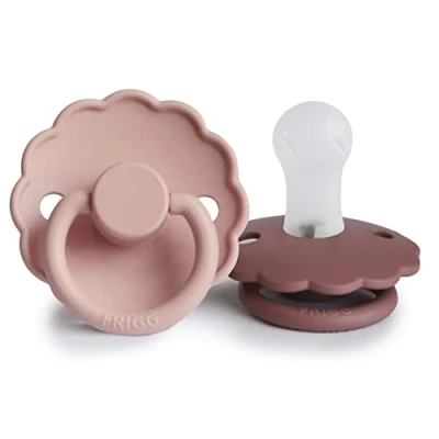 Abbildung von FRIGG Daisy Silikon Schnuller 2 Packung Symmetrischer Sauger in Kirschform BPA frei Hergestellt Dänemark (Blush/Woodchuck, Größe 1 (0 6 Monate))
