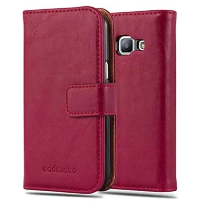 Abbildung von Cadorabo Hülle kompatibel mit Samsung Galaxy J1 2015 aus Premium Kunst Leder Flip Klappbare Stoßfeste Magnetische [Standfunktion] [Kartenfächern] Cover für Tasche in Rot