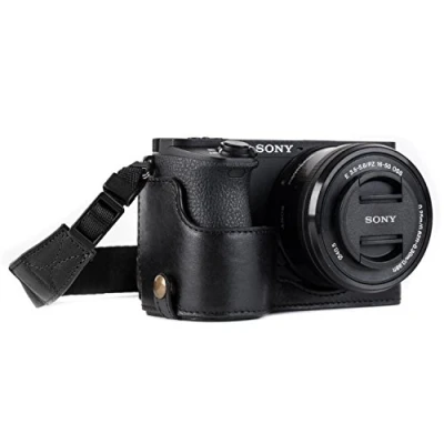 Abbildung von MegaGear Ever Ready Echtleder Kamera Halbtasche mit Trageriemen und Batteriezugang für Sony Alpha A6500 schwarz