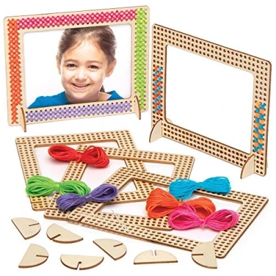 Abbildung von Baker Ross AT809 Kreuzstich Fotorahmen Sets aus Holz, für Anfänger und Kinder, Kunst Bastelprojekte, 4 Stück, gemischt, Rot,Blau,Grün,Rosa