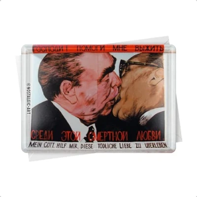 Abbildung von Nostalgic Art Retro Blechpostkarte, 10 x 14 cm, Bruderkuss Souvenir &amp; Geschenk Idee, Postkarte aus Metall, Mini Blechschild als Grußkarte