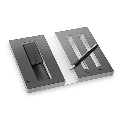 Abbildung von LAMY Set aus 2000 Füllhalter in der Farbe Matt Schwarz und Leder Etui Für ein Schreibgerät inkl. Geschenkverpackung