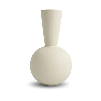 Abbildung von Cooee Design Trumpet Vase aus Keramik in der Farbe Shell Cremeweiß Handgefertigt, Maße: 17cm x 30cm, HI 028 29 SH