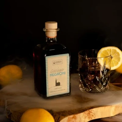Abbildung von Giesinger Negroni trinkfertiger italienischer Cocktail Aperitif holzfassgereift aus München Giesing