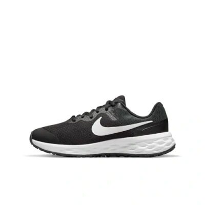 Abbildung von NIKE Performance Revolution 6 (GS) Laufschuh Neutral für Kinder, Größe: 35.5, Black/white/dark smoke grey Schuhe