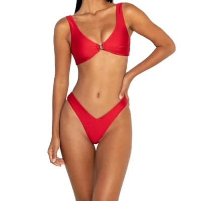 Abbildung von FAE House Kendall Bikini Top Hibiscus Luxuriöses Damen Bikinioberteil Rot 100 % nachhaltiger ECONYL® Stoff Kaltes Handwaschen Detail mit goldenem Verschluss Größe S