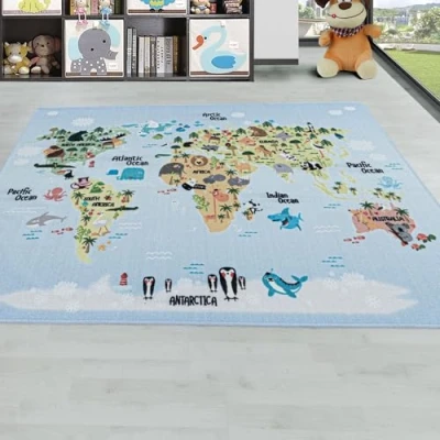 Abbildung von Carpetsale24 Kinderteppich Weltkarte mit Tieren Design Blau 140 x 200 cm Kurzflor Teppich Kinderzimmer für Jungen und Mädchen Weich Pflegeleicht Waschbar Spielteppich Babyzimmer Babyteppich