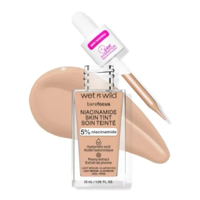 Abbildung von Wet n Wild Bare Focus Niacinamide Skin Tint, Leichte Foundation mit Aufbaubarer Formel, Angereichert Hyaluronsäure und Vitamin E für einen Strahlenden Look, Light Medium Sand