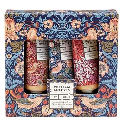 Abbildung von William Morris At Home Handcreme Geschenkset mit Patschuli und roten Beeren angereichert Sheabutter ätherischen Ölen reisefreundliche Größen 3 x 30 ml
