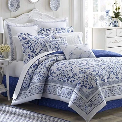 Abbildung von Laura Ashley Bettwäsche Set für King Size Bett, wendbare Baumwoll mit passenden Kissenbezügen, Heimdekoration alle Jahreszeiten (Charlotte Blue, King)