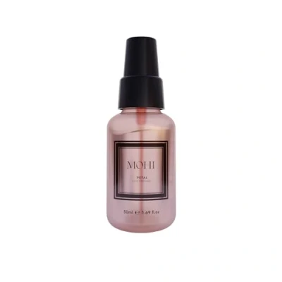 Abbildung von MOHI Petal Haarparfüm: Blumenessenz angereichertes Haarspray, verstärkt glänzende Locken mit Schutz und Glanz Reich an Vitaminen Mineralien, parabenfrei 50ml Spray für Frauen