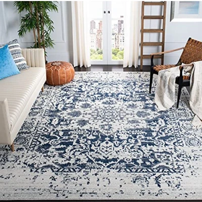 Abbildung von SAFAVIEH Distressed Teppich für Wohnzimmer, Esszimmer, Schlafzimmer Madison Collection, Kurzer Flor, Creme und Marineblau, 91 X 152 cm