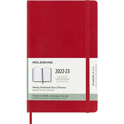 Abbildung von Moleskine 18 Monate Wochenplaner, Terminkalender 2022/2023, Wochenplaner mit Weichem Einband und Gummibandverschluss, Maß Large 13 x 21 cm, Farbe: Scharlachrot