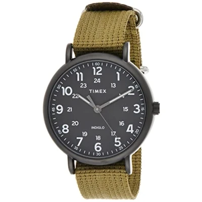 Abbildung von Timex Weekender 43mm Quarzuhr mit schwarzem Zifferblatt und olivgrünem ArmbandTW2U68200
