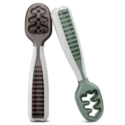 Abbildung von NumNum Baby Löffel 2er Set, Silikon Esslernlöffel für ab 6 Monate BPA frei Lernlöffel und Breilöffel BLW Beikost Zubehör Ideales Esslernbesteck Grau/Grün