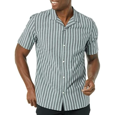 Abbildung von Amazon Essentials Herren Urlaubshemd mit schmaler Passform, Marineblau Streifen, XS