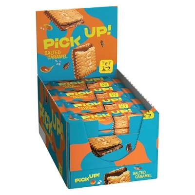 Abbildung von PiCK UP! Salted Caramel (24 x 28 g), Riegel mit cremigem Salzkaramell in einer Tafel Milchschokolade zwischen zwei Keksen, der Snack für unterwegs, Thekenaufsteller 24 Stück
