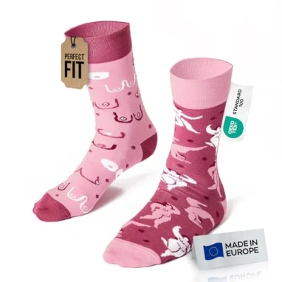 Abbildung von Many Mornings Mismatched Socken Lustige Unisex Body Positivity Geschenkidee Design: Simply The Breast Made in EU 43 46