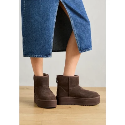 Abbildung von UGG Classic Mini Platform Mode Stiefel, Burnt Cedar