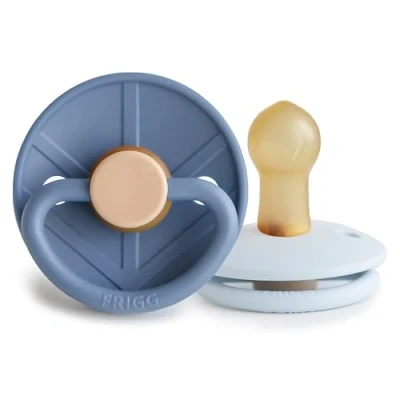 Abbildung von FRIGG Little Viking Latex Schnuller 2&#039;er Packung Naturkautschuk BPA Frei Hergestellt in Dänemark Symmetrischer Sauger Kirschform (Ocean View/Powder Blue, Größe 1 (0 6 Monate))