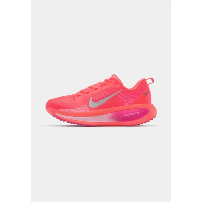 Abbildung von Nike Vomero 18 Damen Laufschuhe Gr. 36½ Bequem, Dämpfend &amp; Unterstützend für lange Läufe in Pink