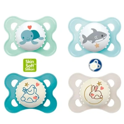 Abbildung von MAM Day &amp; Night &quot;Skin Soft&quot; Silikon Schnuller 0 6 // Neutral 4er Set inkl. 2 Sterilisiertrasportboxen