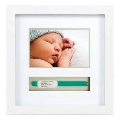 Abbildung von Pearhead P63012 I.D. Bracelet Frame Deluxe, Bilderrahmen zur Aufbewahrung des Geburtsarmbands, weiß