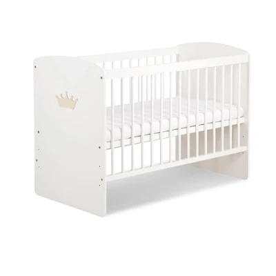 Abbildung von KMbaby Babybett 120 x 60 cm mit Matratze Weiß naturfarbener Krone Baby Kinderbett Gitterbett Lattenrost 3 Stufen Höhenverstellbar Lackiertes Kiefernholz K2 KOR