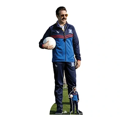 Abbildung von STAR CUTOUTS Ted Lasso Jason Sudeikis mit Fußball Ausschnitt aus Karton in Lebensgröße