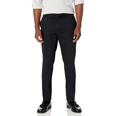 Abbildung von Amazon Essentials Herren Faltenresistente Stretch Chinohose mit schmaler Passform und flacher Vorderseite, Schwarz, 31W / 34L