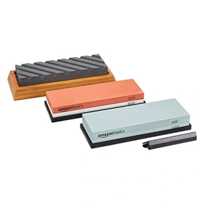 Abbildung von Amazon Basics Messerschärfstein Set, 3 stück, doppelseitig, Körnung 400/1000 und 3000/8000, Abflachungsstein mit rutschfester Bambusunterseite, mehrfarbig, 22.5 x 15.2 7.3 cm