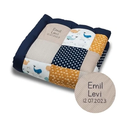 Abbildung von ULLENBOOM Krabbeldecke für Baby mit Personalisierung, 100% OEKO TEX Materialien, Wale 120x120 cm Babydecke Namen und Datum, ideal als Spieldecke personalisiertes Geschenk zur Geburt