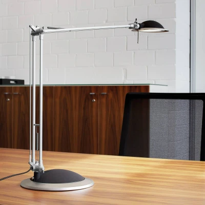 Abbildung von MAUL LED Tischleuchte MAULbusiness Moderne Tageslichtlampe mit 4.000 Kelvin und 1.178 Lumen Tischlampe aus Aluminium Standfuß für Büro Homeoffice Silber 8204095