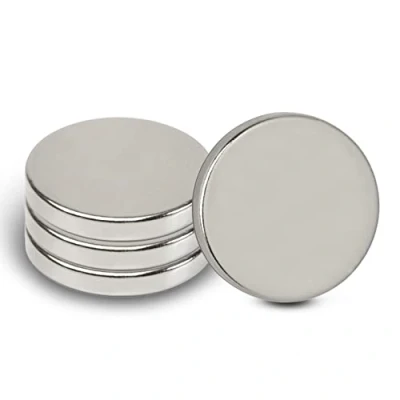 Abbildung von MAUL Neodym Scheibenmagnet Flacher Magnet mit hoher Haftkraft für einen vielseitigen Einsatz rund elegantem und modernem Design Ø 20 x 3 mm 4er Pack hellsilber