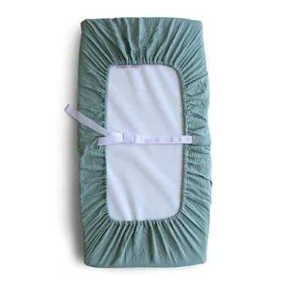 Abbildung von Mushie Waschbar Wickelauflagenbezug Wickelauflagehbezug 70x45 cm, Passend für Standard Wickelauflage Verstellbare Sicherheitsgurte (Roman Green)