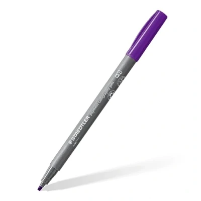 Abbildung von STAEDTLER Kalligraphie Fasermaler pigment Arts, violett, 2,00 mm Kalligraphiespitze, pigmentierte Premium Zeichentusche, wasserfest, Handlettering Einzelstift, 375 6