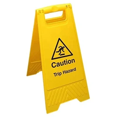 Abbildung von Bodenwarnschild mit Aufschrift „Caution Trip Hazard“, doppelseitig, Gelb