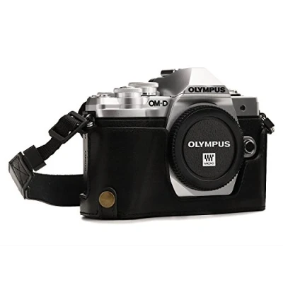 Abbildung von MegaGear MG1350 Ever Ready Leder Kamera Halbtasche mit Trageriemen und Batteriezugang für Olympus OM D E M10 Mark III schwarz