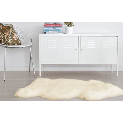 Abbildung von Reissner Lammfelle Schaffell Finn Naturform hoch /langfloriger Teppich Couchauflage Bettvorleger (95cm auf der Lederseite entspricht ca. 115cm diagonal Fellseite) beige 95cm