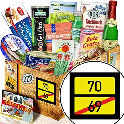 Abbildung von Ortsschild 70 ++ Spezialitäten DDR Süßigkeiten Box Lustiges Geschenk zum 70.