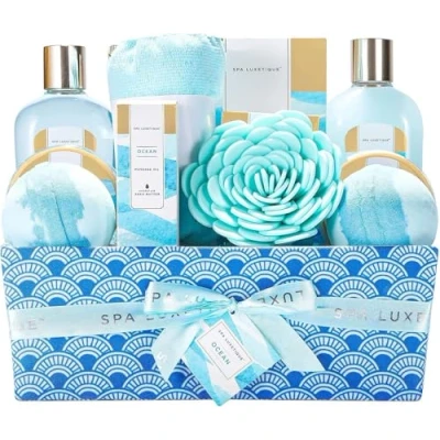 Abbildung von SPA LUXETIQUE Geschenk für Frauen 12 tlg. Geschenkset Meeresduft mit Massageöl, Badesalz, Badebomben, Duschgel, Haarturban Knopf Geschenksetkörbchen, Bade zum Valentinstag