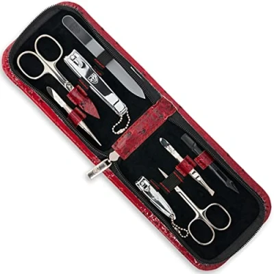 Abbildung von DREI SCHWERTER Germany Maniküreset Nagelnecessaire &#039;Novara&#039; 8 tlg. aus weinrotem Kunstleder in Straussoptik, Inhalt: Nagelschere, Glasnagelfeile, Hautschere, Pinzette, Nagelknipser und vieles mehr!